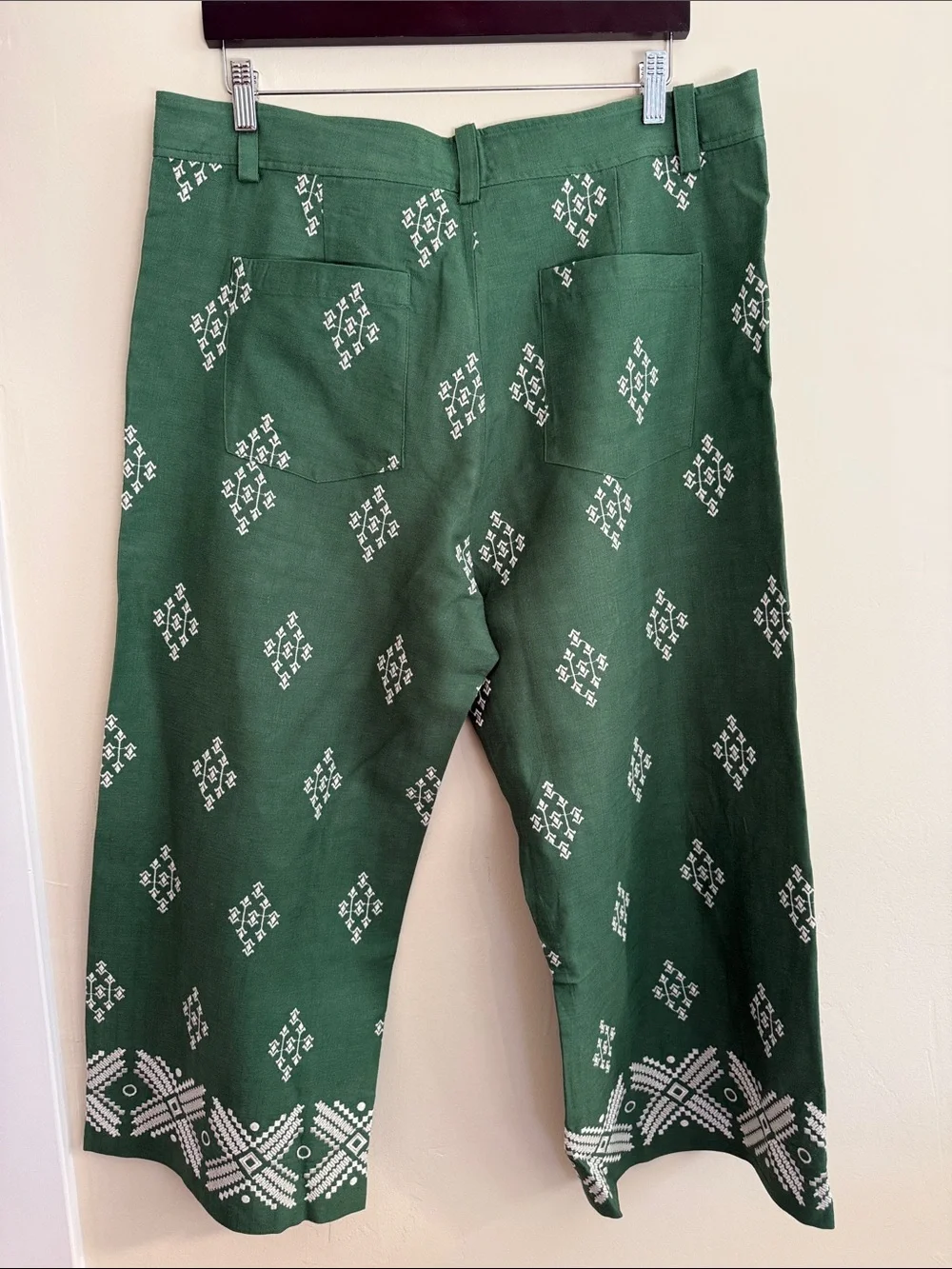 🐝 NWT🐝 LINEN Zara Dark Green Capri Pants with White Geometric Pattern